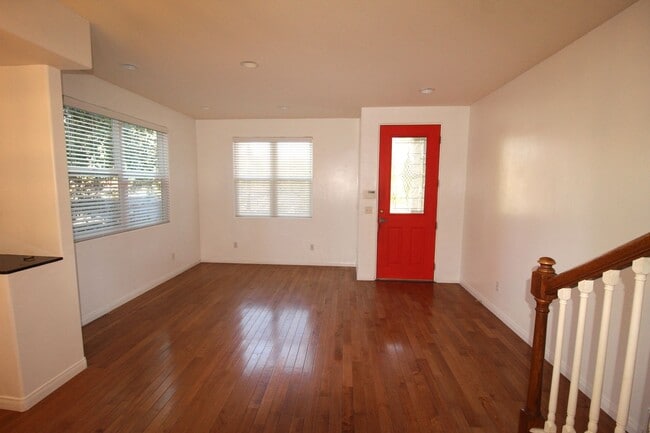 Building Photo - Spacious Move-In Ready Oakview Home