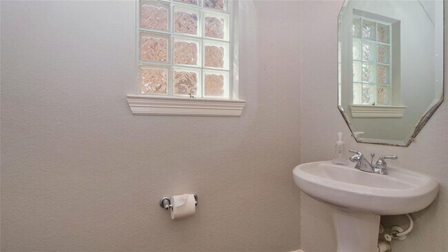 Foto del edificio - 3210 Holly Meadow Dr