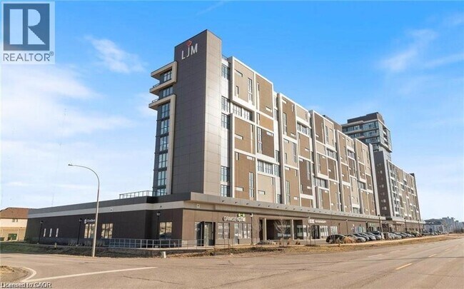 Photo du bâtiment - 560 N Service Rd