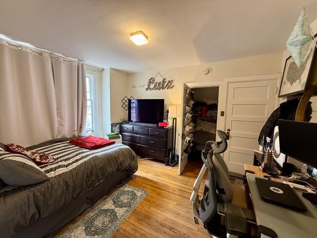 Building Photo - Cozy studio apartment!