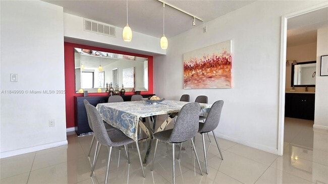 Foto del edificio - 3731 N Country Club Dr