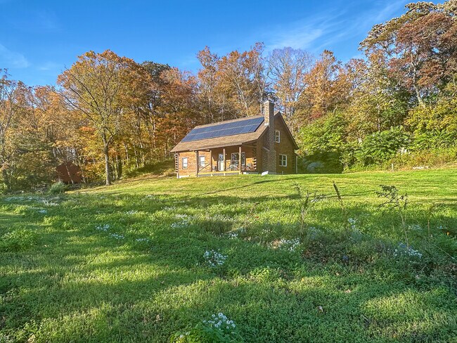 Foto del edificio - 698 Leetes Island Rd