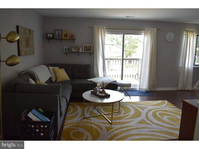Foto del edificio - 31-33-33 Buttonwood Rd