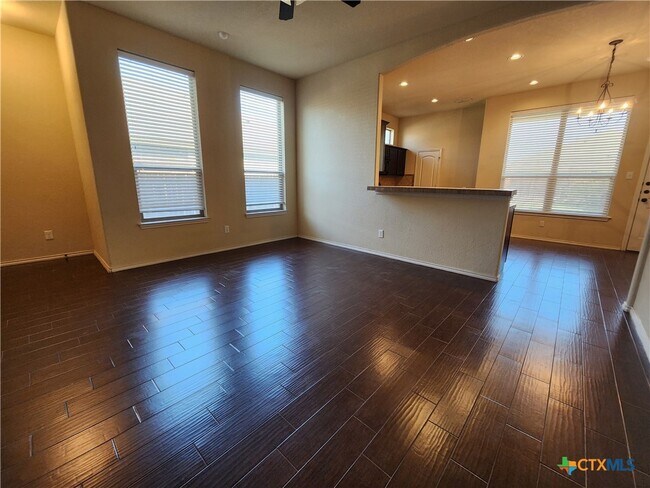 Foto del edificio - 529 Creekside Cir