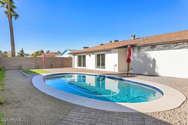 Building Photo - 2333 E Paradise Dr