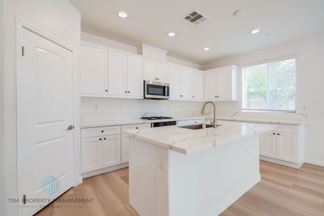 Foto del edificio - Beautifully Upgraded 2019-Built 4 Beds 3.5 Baths 2109 Sqft Home in Eastvale!