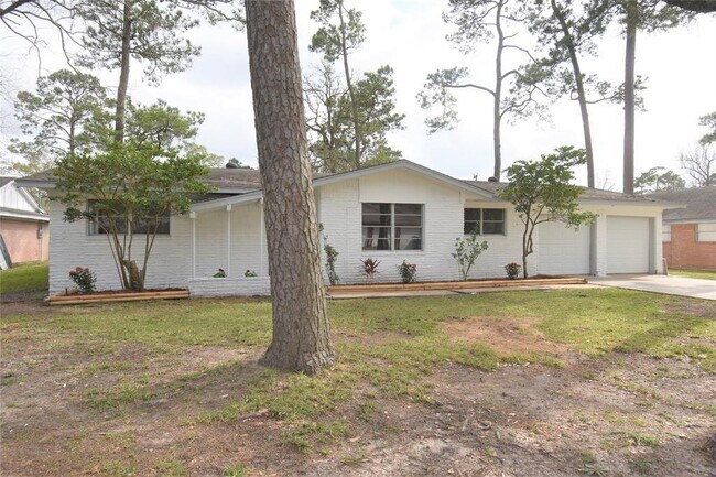 Building Photo - 1910 Pine Grove Dr