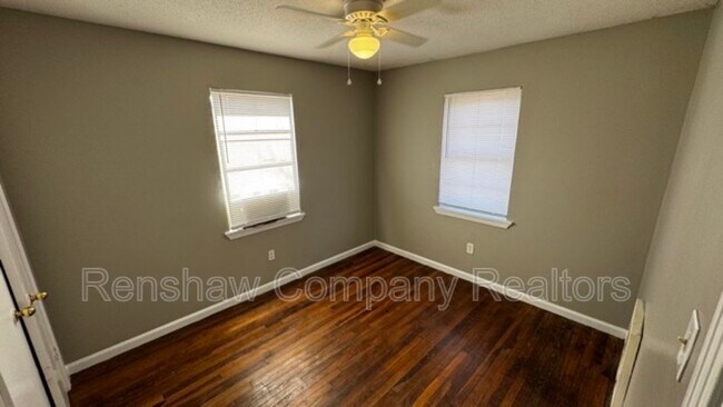Building Photo - 19 Navy Cir