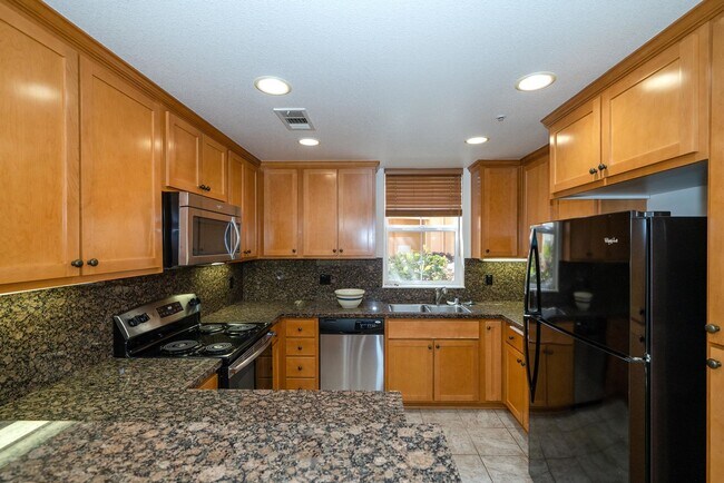 Foto del edificio - Beautiful & Spacious 3bd Condo With Great ...