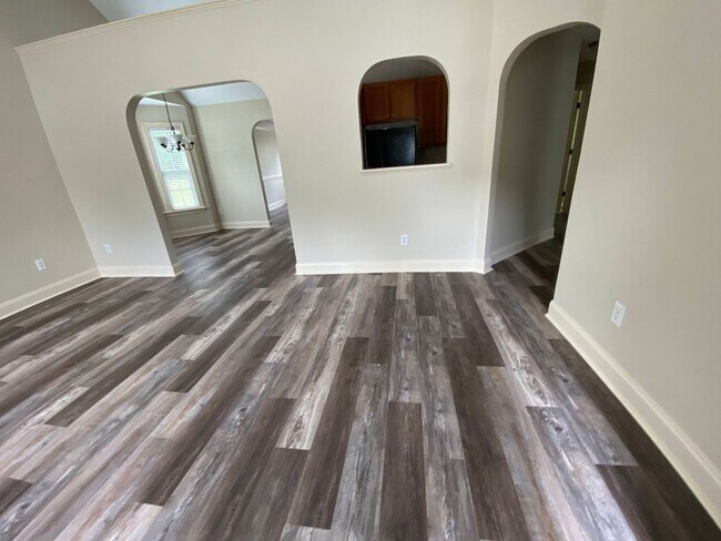 Building Photo - 4 bedroom with garage home in Fuquay Varina