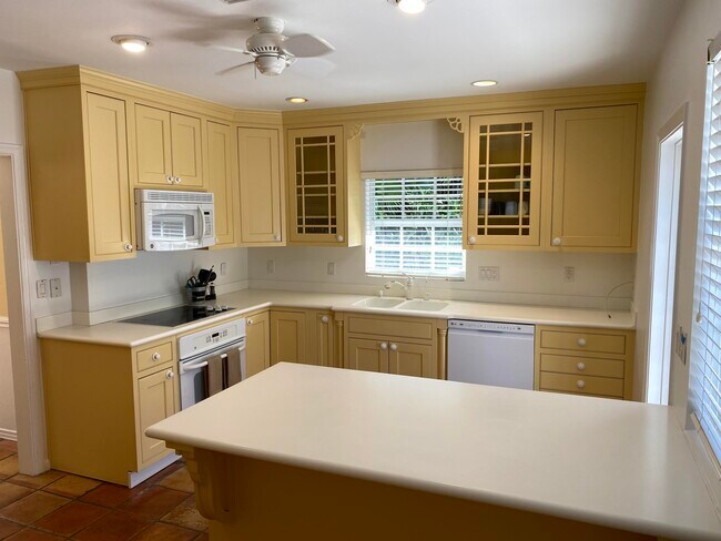 Foto del edificio - 1216 Crestwood Dr