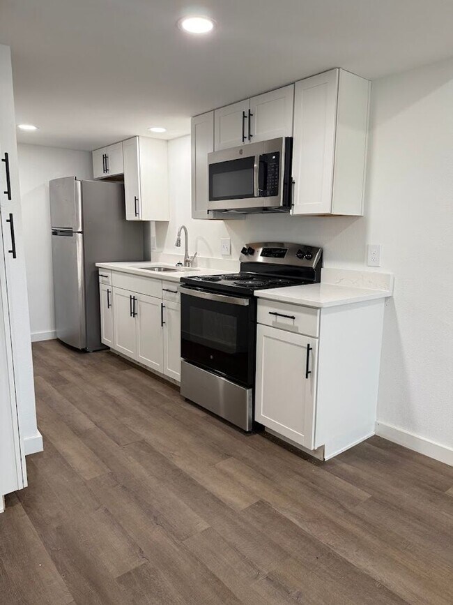 Building Photo - Remodeled Private San Pedro Square Studio