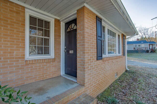 Foto del edificio - Great 2 Bedroom 1 Bathroom Duplex Near Dow...