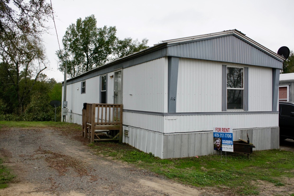 Primary Photo - 2051 E Main St