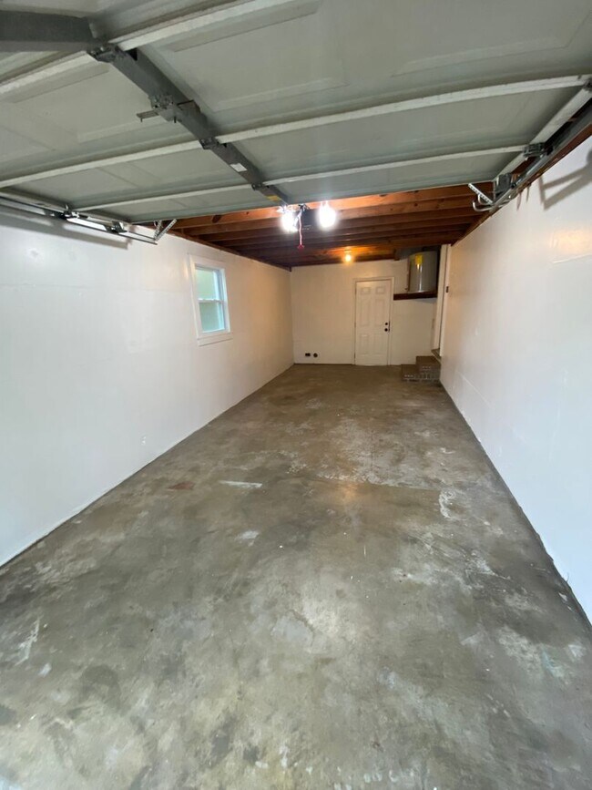 Building Photo - Newly Renovated! 3 BR/1.5 Bathroom, Single...