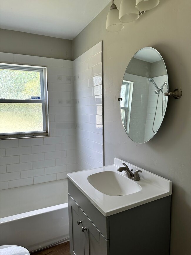 Building Photo - 2-Bedroom 1-Bathroom House