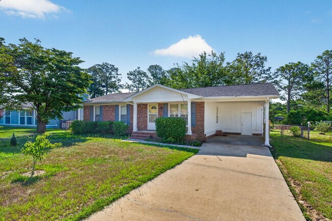 Foto del edificio - "Charming 3-Bed Home with Gleaming Hardwood Floors in Hope Mills!"
