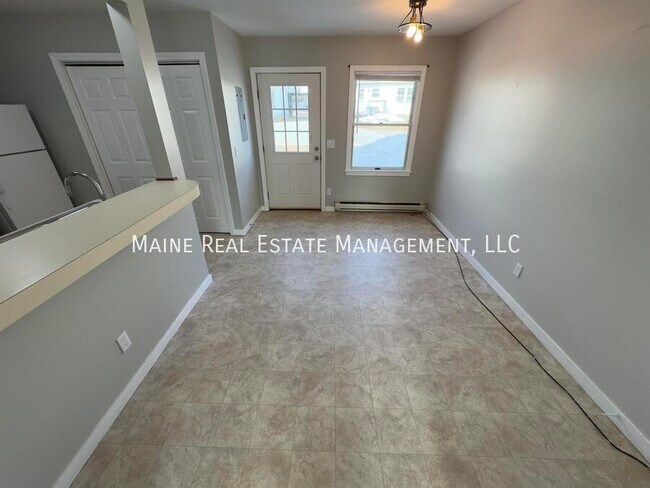 Foto del edificio - 114 Main Rd N