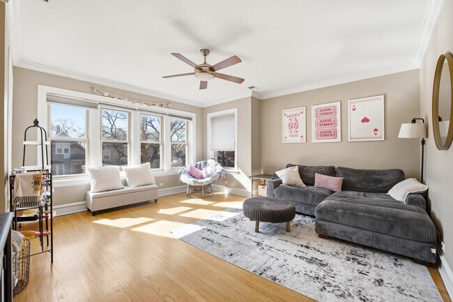 Foto del edificio - 1928 W Addison St