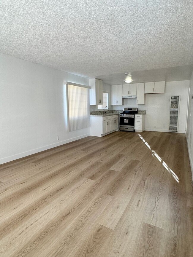 Foto del edificio - Bright Upstairs 2-Bedroom Apartment in Prime Long Beach Location