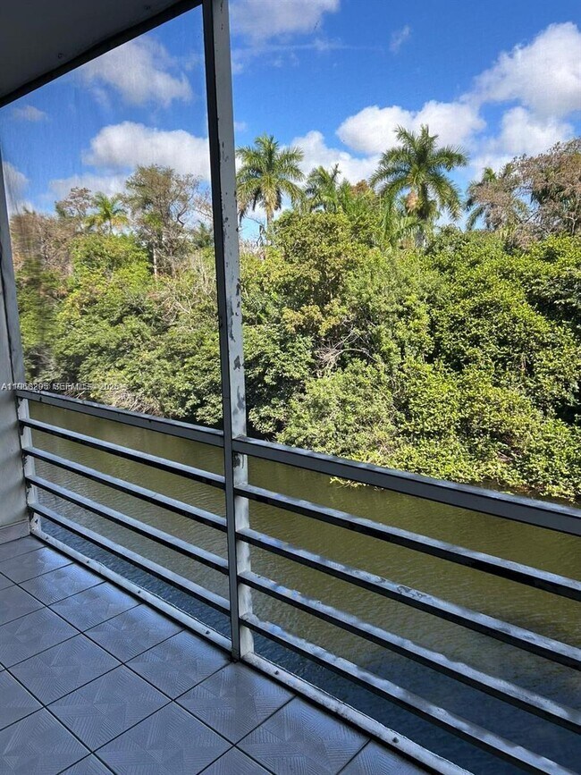 Foto del edificio - 102 Royal Pk Dr