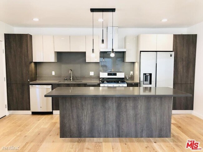 Building Photo - 3 br, 2.5 bath Condo - 676 Las Lomas Ave