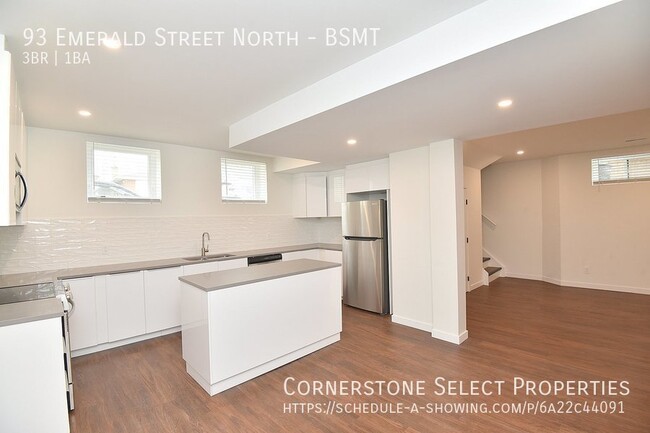 Photo du bâtiment - 93 Emerald St N