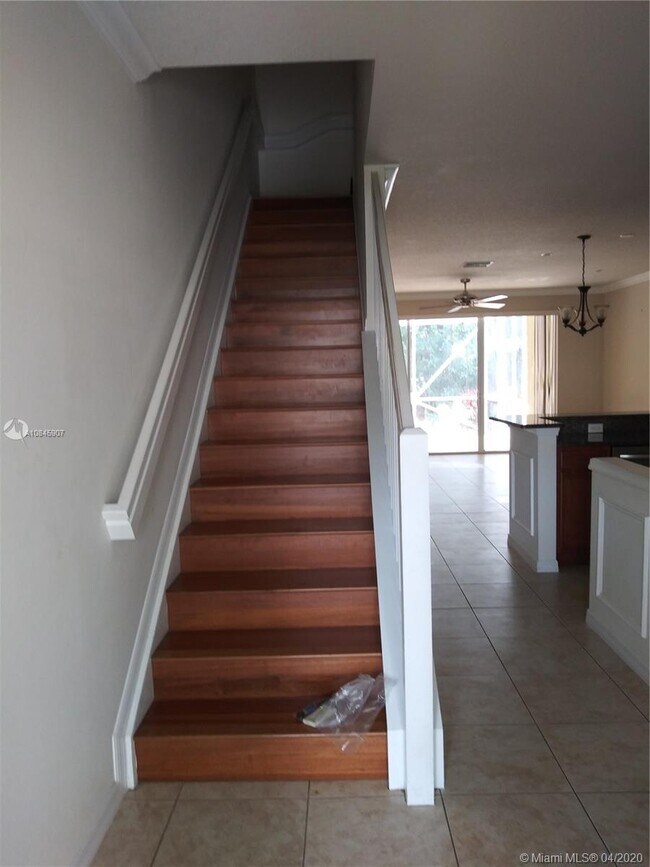 Building Photo - 9680 Lago Dr