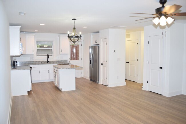 Building Photo - Prime Location! 3BR Townhome with 2.5 Baths