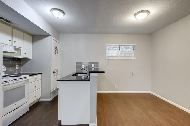 Building Photo - 303 W 40th St