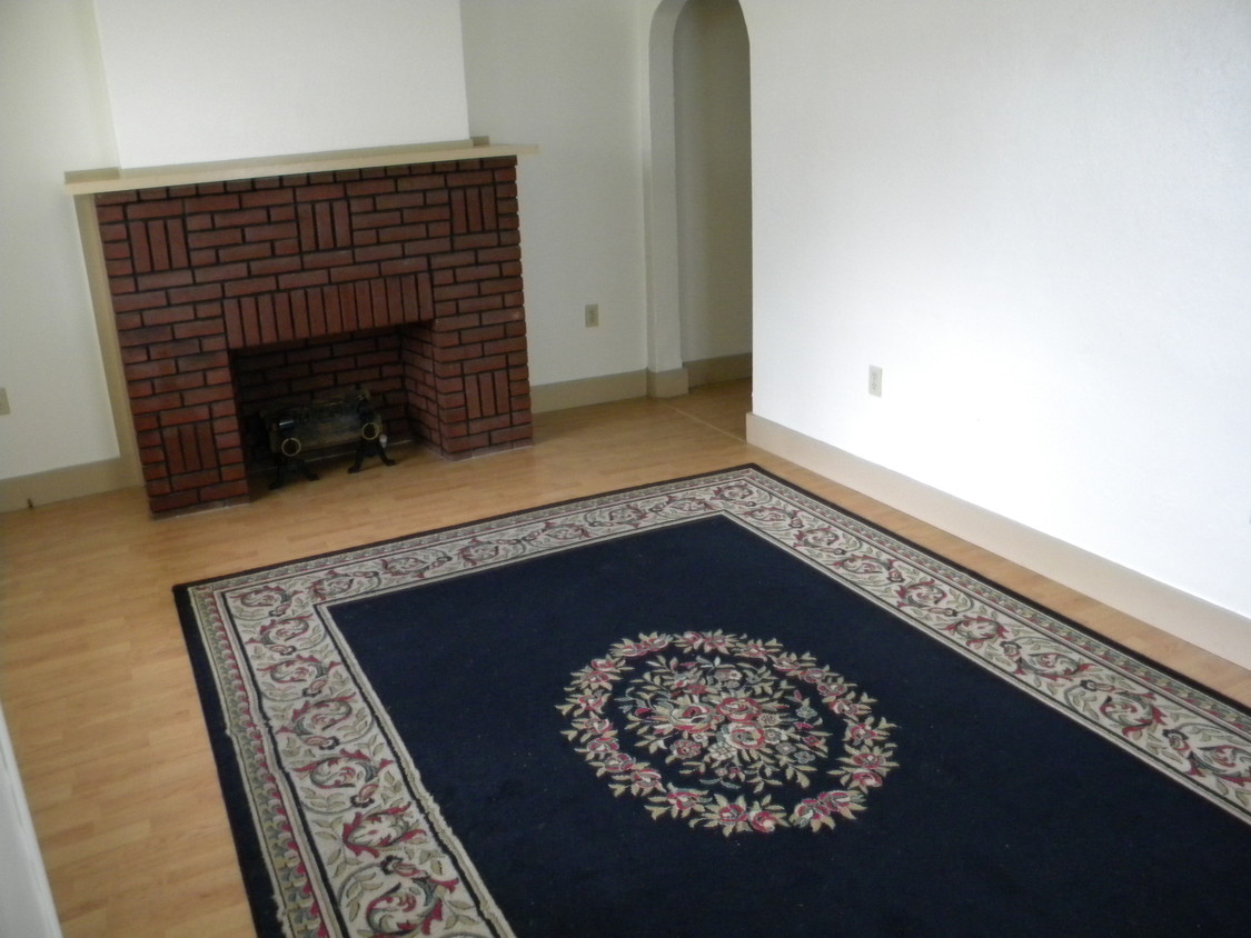 Livingroom View 1 - 601 S Wayne St