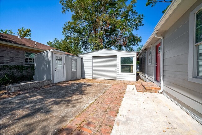 Building Photo - 5831 Annunciation St