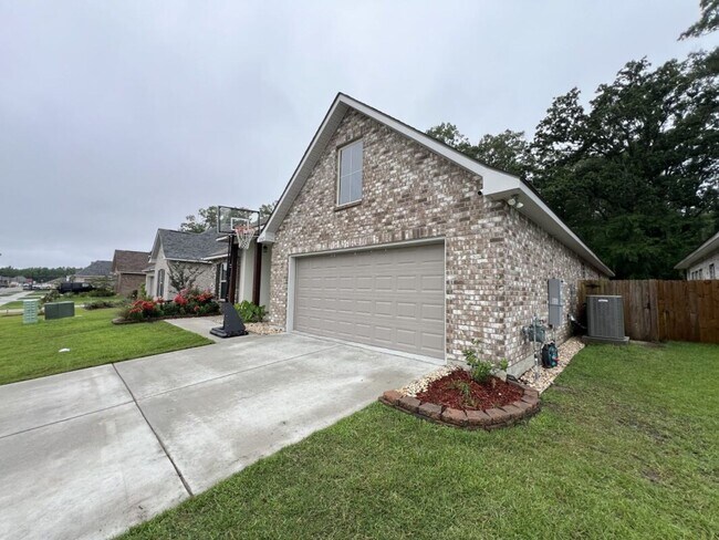 Foto del edificio - Spacious 5 Bedroom Home in Lake Haven – Zachary, LA
