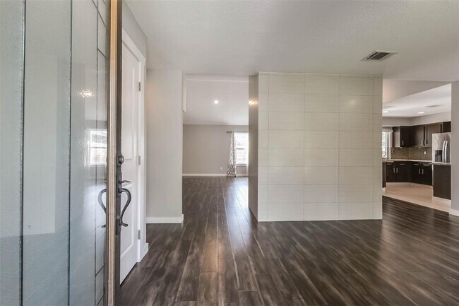 Building Photo - 21411 Park Bluff Dr