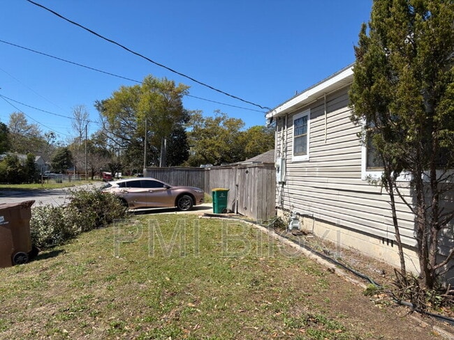 Building Photo - 391 Rodeo Dr