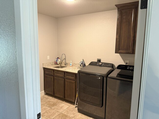 Foto del edificio - Beautiful 4 Bedroom 2 Bath Home
