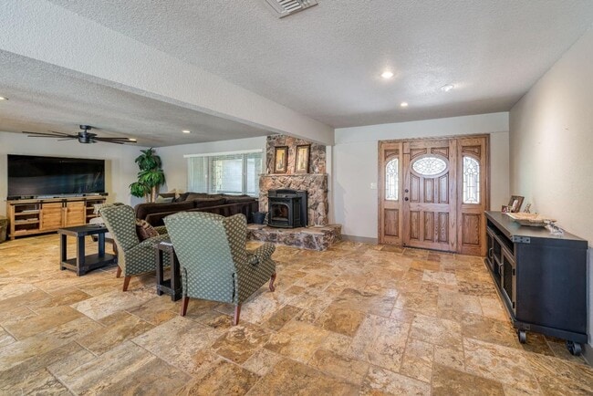 Foto del edificio - 4 br, 3 bath House - 11098 E Belmont Ave