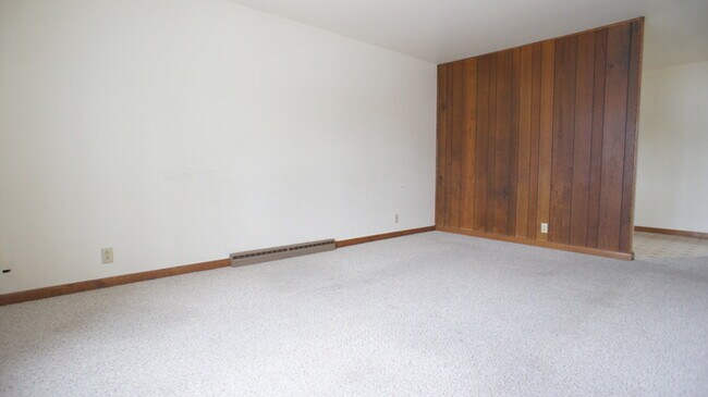 Building Photo - 2 Bedroom Upper Duplex Available Now!