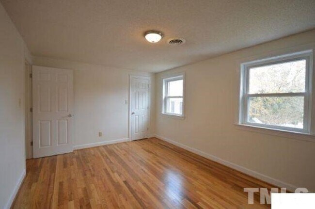 Building Photo - 1637 Sutton Dr