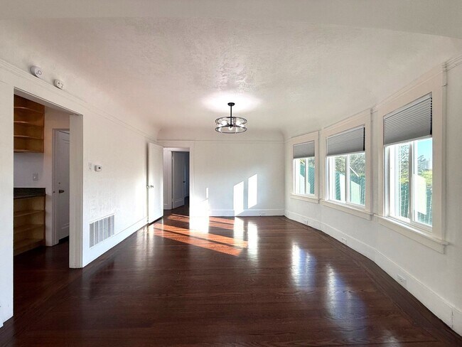 Foto del edificio - Spacious Home on a Quiet Cul-de-sac Near Little Hollywood