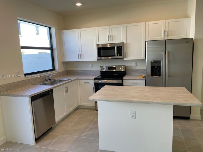 Building Photo - 3 br, 3 bath House - 3431 W 112th Ter # 34...