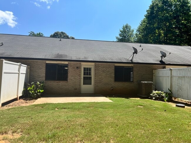 Building Photo - 3985 Hidden Hollow Dr