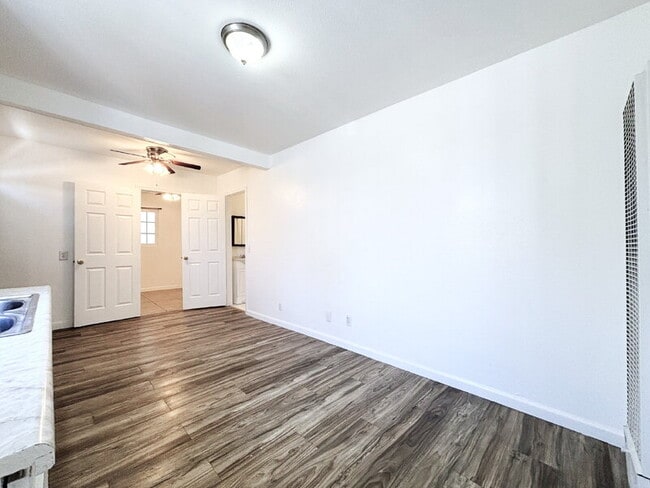 Building Photo - 950 Clela Ave