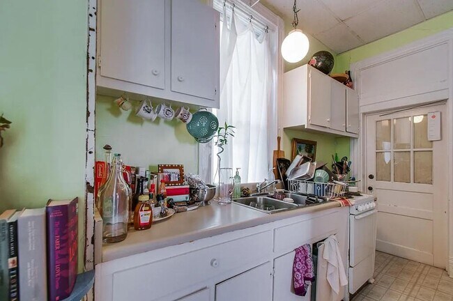 Foto del edificio - Charming 1 Bedroom/ 1 Bath Apartment walka...