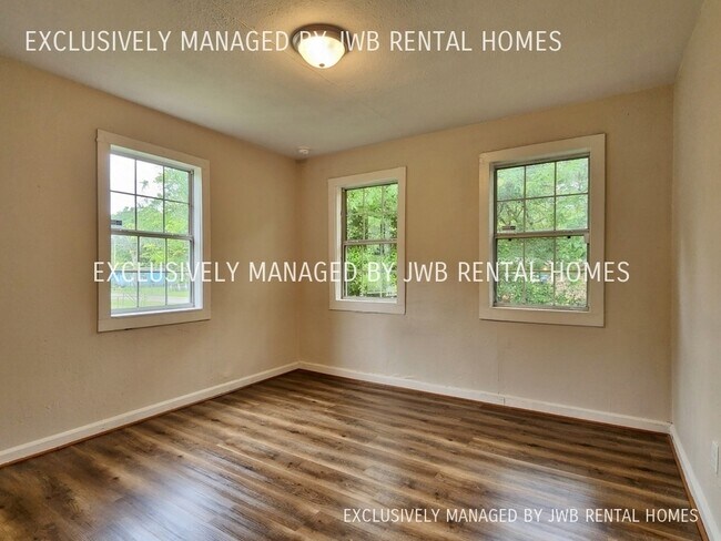 Building Photo - 3261 Dillon St