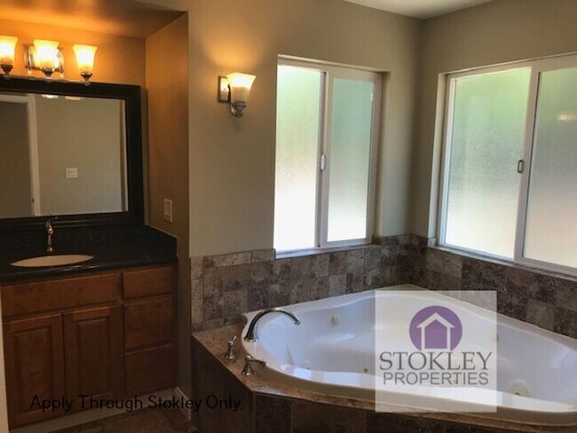 Foto del edificio - 2295 Redwood Rd