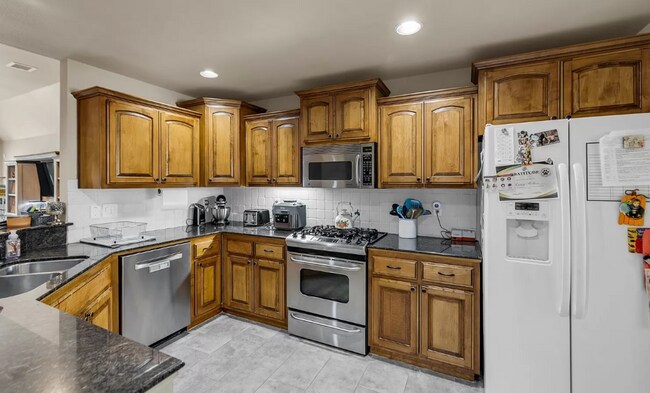 Building Photo - Spacious 3 Bed, 3 Bath Home with Luxury Am...