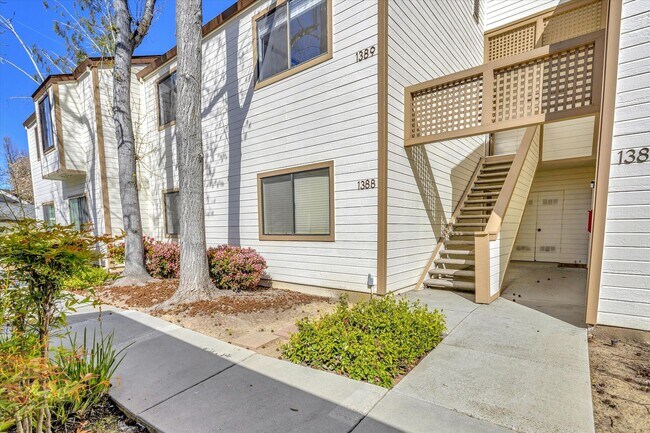 Foto del edificio - Upstairs Condo with Garage