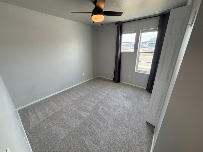 Building Photo - 1840 SW Sparrow Pl