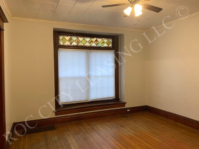 Foto del edificio - 1079 Monroe Ave